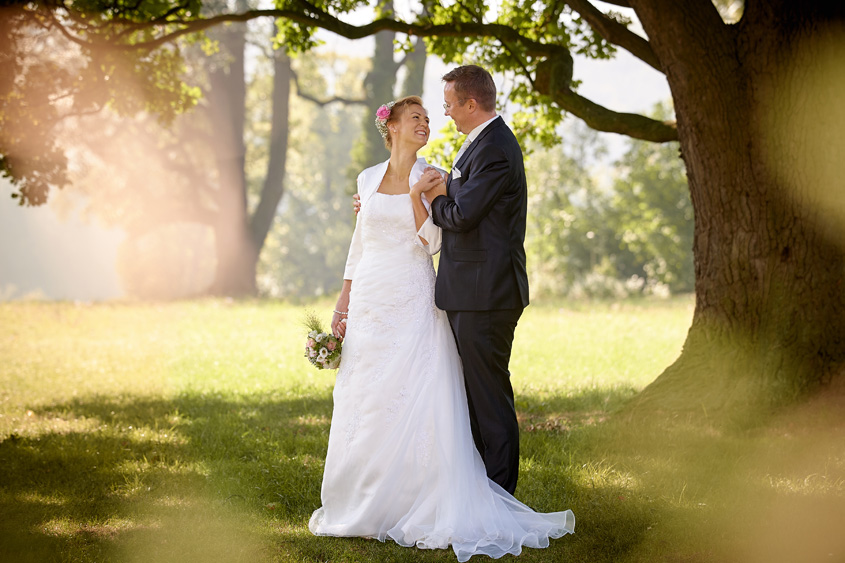 Fotograf Schloss Ettersburg, Hochzeitsfotograf Schloss Schloss Ettersburg, Hochzeitsreportage, Hochzeitsfotos, Brautpaarshooting, fotograf für hochzeit, Hochzeitsbilder im Freien, Sommerhochzeit Blankenhain Schloss Ettersburg