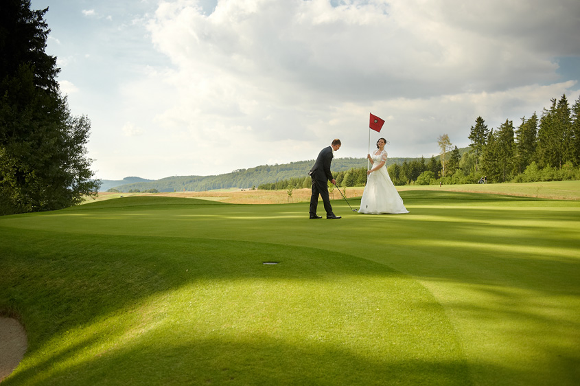 Fotograf Blankenhain Golfplatz, Hochzeitsfotograf Blankenhain Golfresort, Hochzeitsreportage, Hochzeitsfotos, Brautpaarshooting, fotograf für hochzeit, Hochzeitsbilder im Freien, Sommerhochzeit Blankenhain Golf Resort