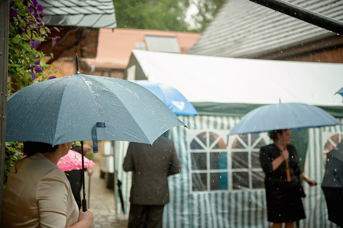 Hochzeitsfotos auf der Rudelsburg in Bad Kösen, mit Hochzeitsfotografen aus Weimar, Professioneller Hochzeitsfotograf mit viel Erfahrung, Heiraten auf der Rudelsburg, Hochzeitsfotos bei Regen