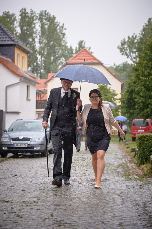 Hochzeitsfotos auf der Rudelsburg in Bad Kösen, mit Hochzeitsfotografen aus Weimar, Professioneller Hochzeitsfotograf mit viel Erfahrung, Heiraten auf der Rudelsburg, Hochzeitsfotos bei Regen