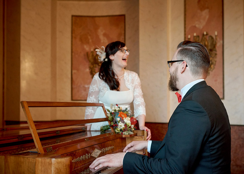 Hochzeitsfotos in Weimar, Brautpaar Shooting mit Fotograf im Schloss Weimar, Hochzeitsfotos bei Regen, professioneller Fotograf mit Erfahrung