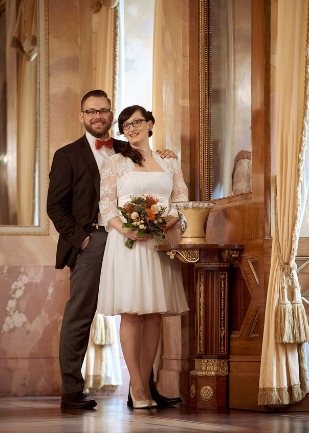 Hochzeitsfotos in Weimar, Brautpaar Shooting mit Fotograf im Schloss Weimar, Hochzeitsfotos bei Regen, professioneller Fotograf mit Erfahrung.de_019_845x564