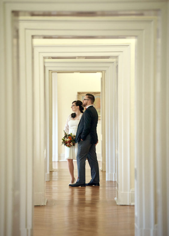Hochzeitsfotos in Weimar, Brautpaar Shooting mit Fotograf im Schloss Weimar, Hochzeitsfotos bei Regen, Hochzeitsfotograf Weimar