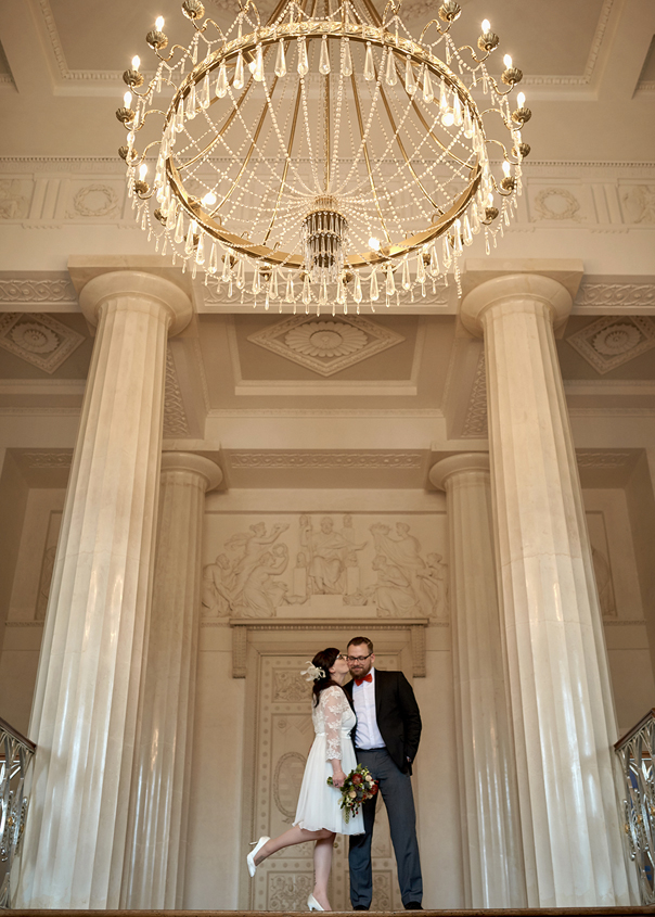 Hochzeitsfotos in Weimar, Brautpaar Shooting mit Fotograf im Schloss Weimar, Hochzeitsfotos bei Regen, professioneller Fotograf mit Erfahrung.de_027_845x564