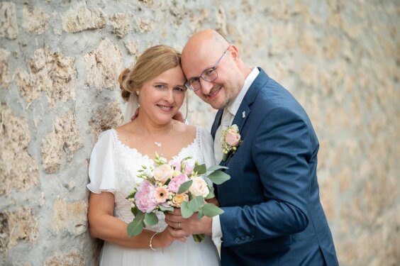 hochzeit in weimar schloss Tiefurt brautpaar mit vw käfer mit fotograf heiko hellmann