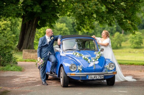 hochzeit in weimar schloss Tiefurt brautpaar mit vw käfer mit fotograf heiko hellmann