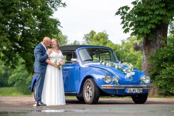 hochzeit in weimar schloss Tiefurt brautpaar mit vw käfer mit fotograf heiko hellmann