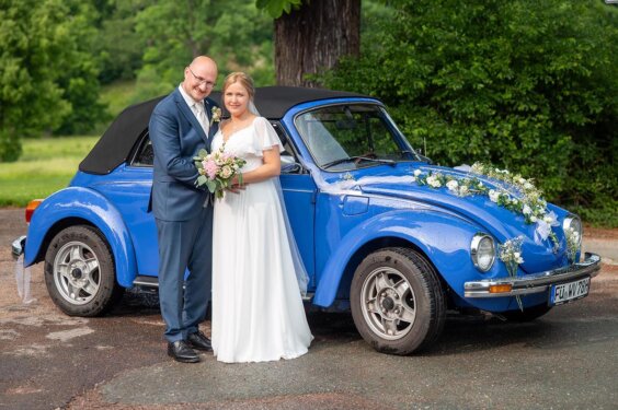hochzeit in weimar schloss Tiefurt brautpaar mit vw käfer mit fotograf heiko hellmann