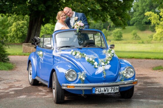 hochzeit in weimar schloss Tiefurt brautpaar mit vw käfer mit fotograf heiko hellmann